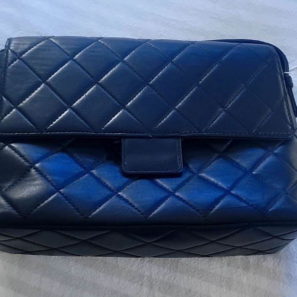 ✅AUTHENTIC✅CHANEL QUILTED SHOULDER BAG